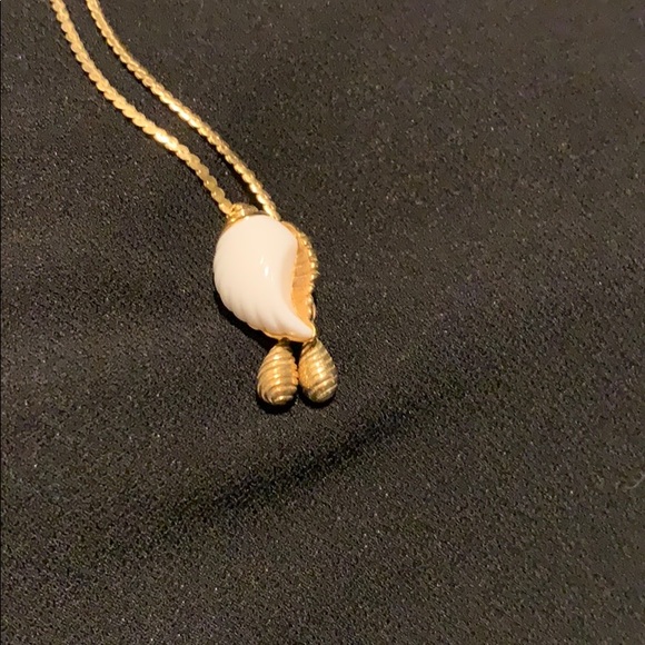 Seashell on gold tone 24” chain - Picture 2 of 3